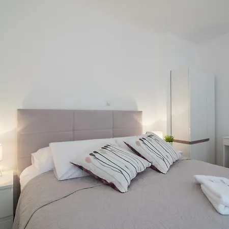 Leona Deluxe Konukevi