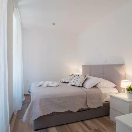 Leona Deluxe 4* Pula