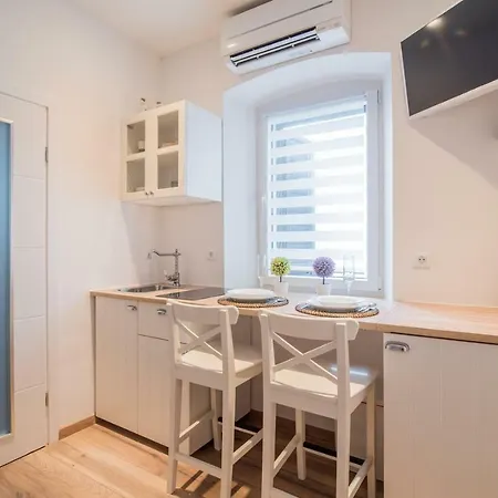 Leona Deluxe Guest house Pula