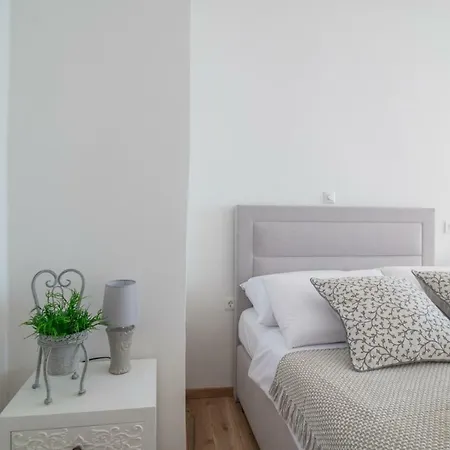 Leona Deluxe Guest house Pula