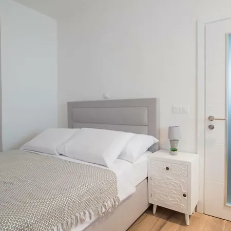 Leona Deluxe Guest house Pula