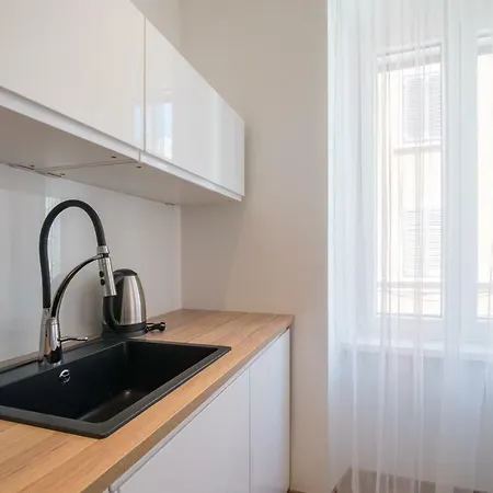 Leona Deluxe Guest house 4*