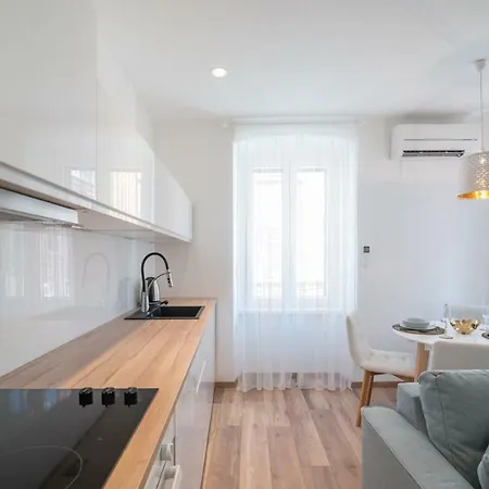 Leona Deluxe Guest house Pula