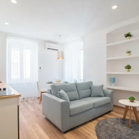 Leona Deluxe Guest house