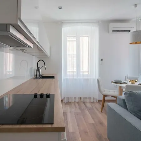 Leona Deluxe Guest house Pula