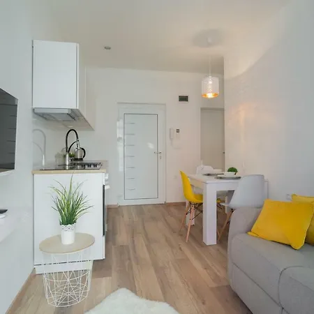 Leona Deluxe Guest house Pula