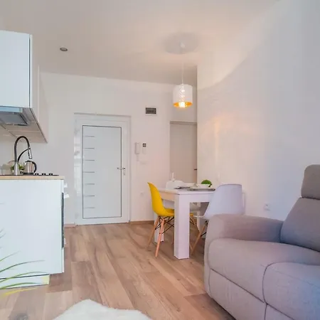 Leona Deluxe Guest house 4*