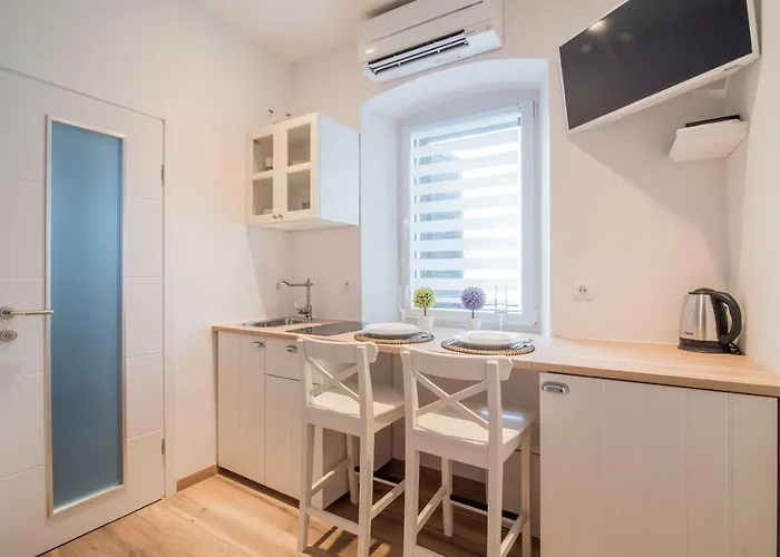 Leona Deluxe Guest house Pula