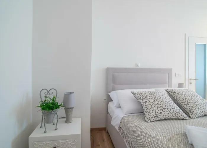 Leona Deluxe Guest house Pula