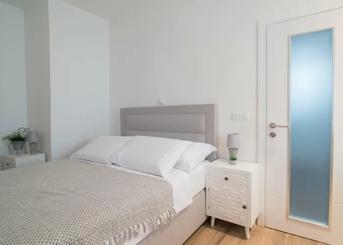 Leona Deluxe Guest house Pula