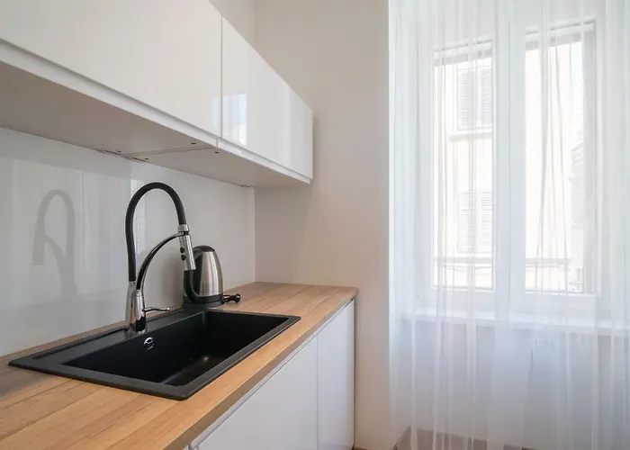 Leona Deluxe Guest house 4*