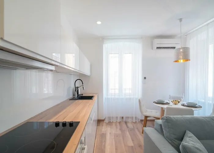 Leona Deluxe Guest house Pula