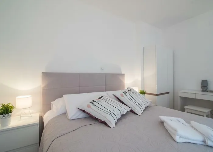 Leona Deluxe Guest house