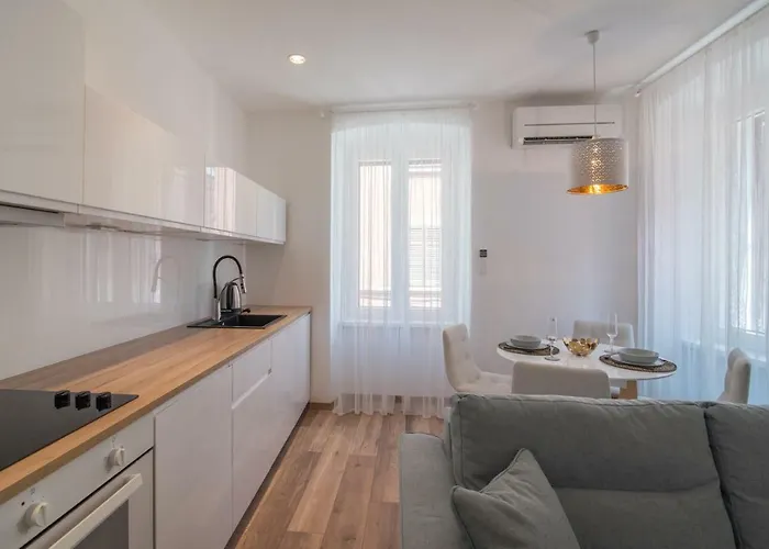 Guest house Leona Deluxe Pula