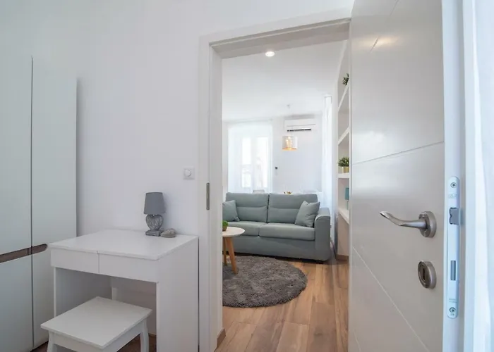 Leona Deluxe Guest house