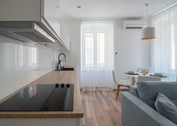 Leona Deluxe Guest house Pula