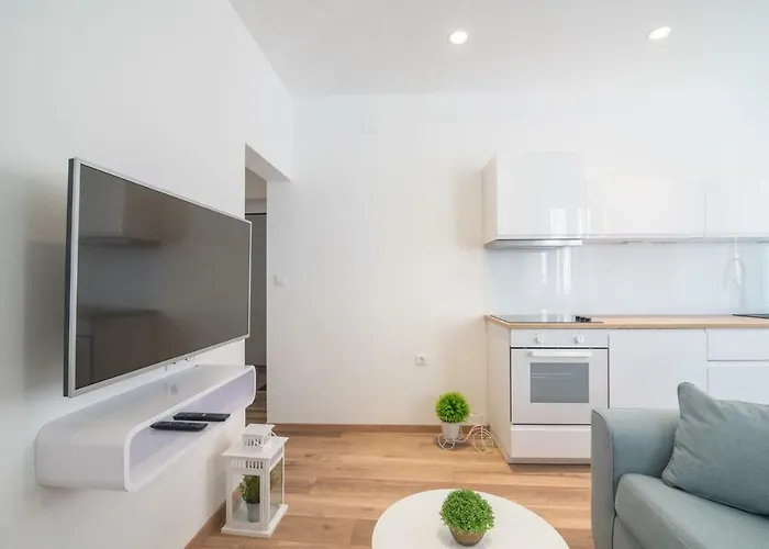 Leona Deluxe Guest house 4*