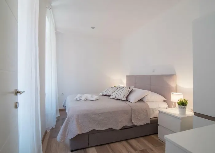 Leona Deluxe 4* Pula