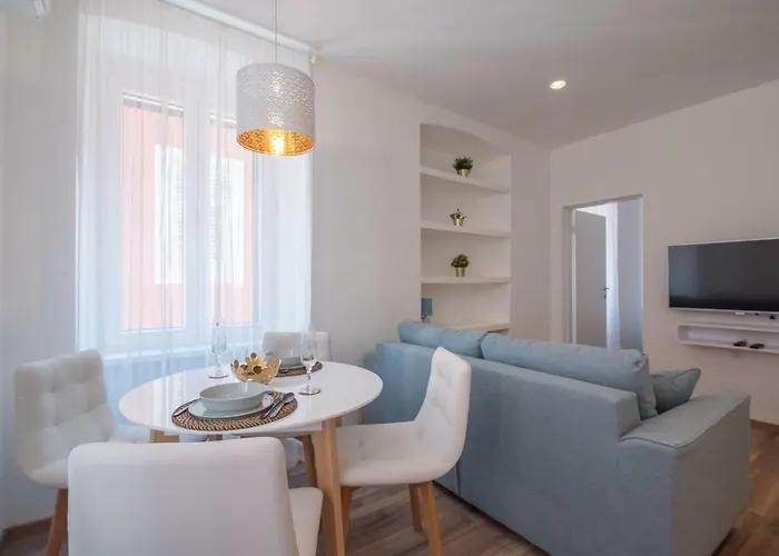 Guest house Leona Deluxe 4*