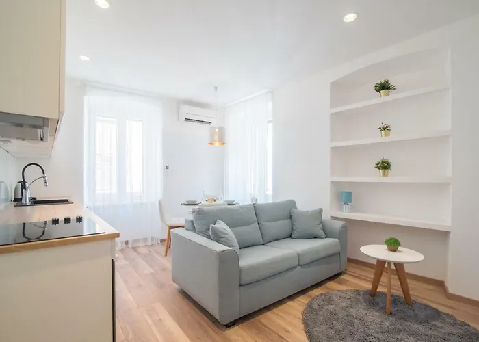 Leona Deluxe Gasthuis